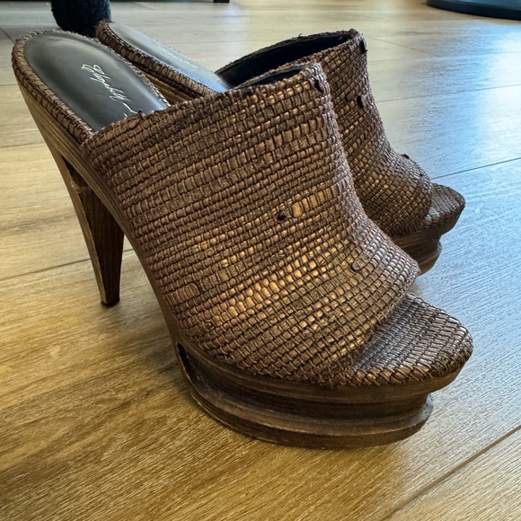 Elizabeth & James wood platforms - Picture 4 of 10